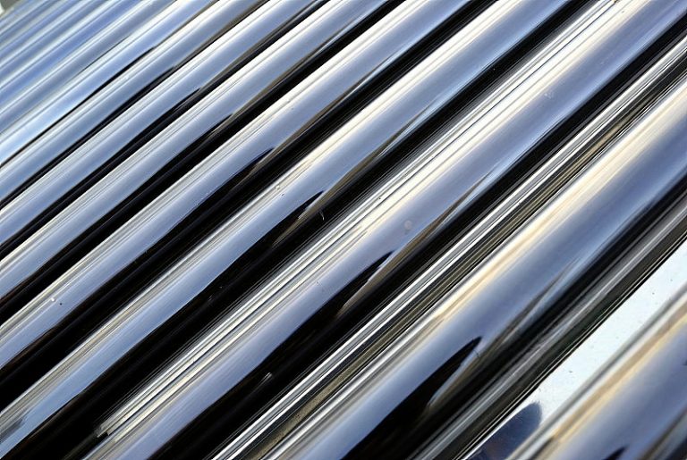 What are the differences between seamless steel pipes and welded steel pipes?
