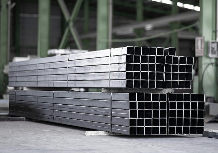What should be noted when purchasing 304 stainless steel?